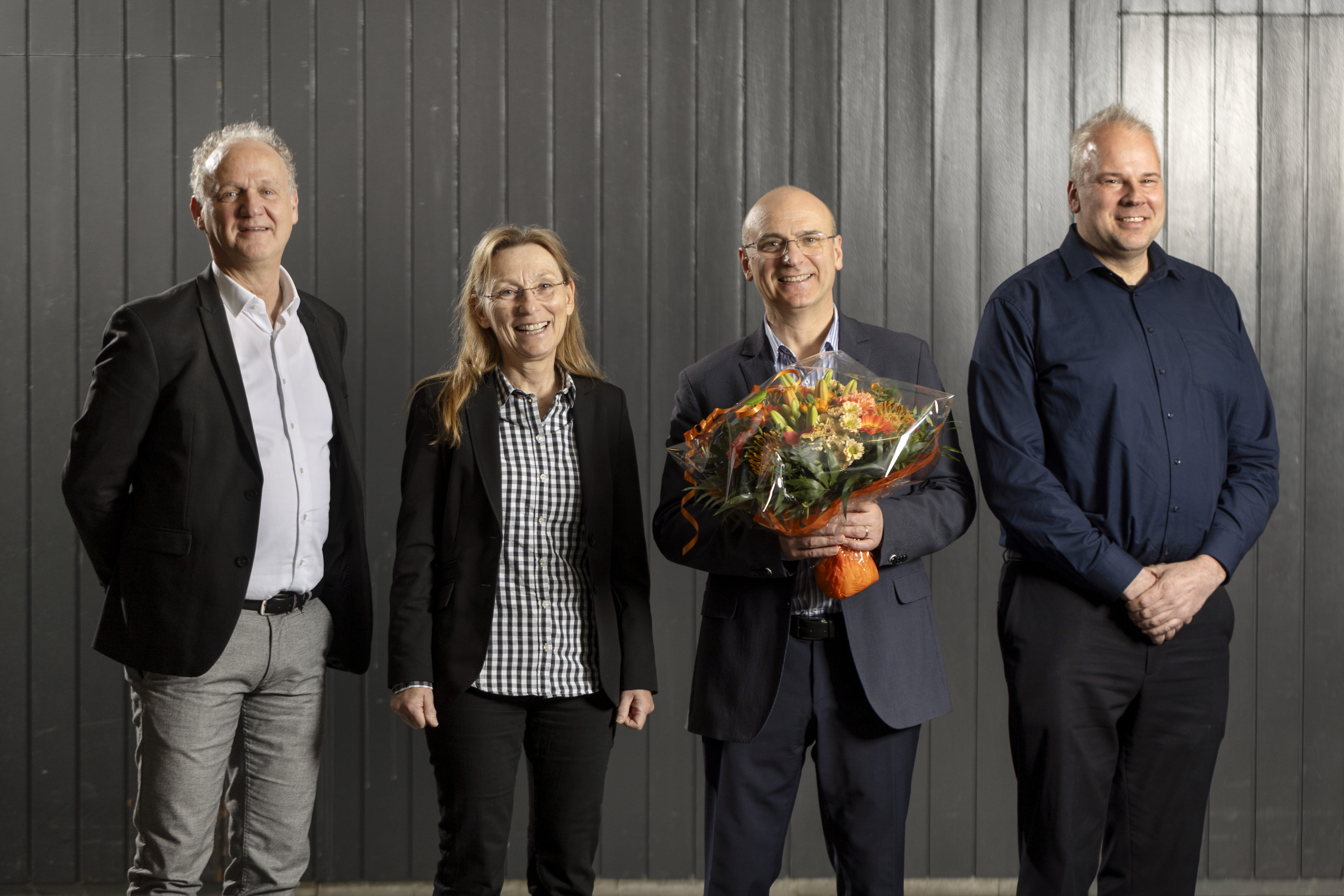 Forsvar af doktorafhandling - overrækkelse af blomster og certifikat