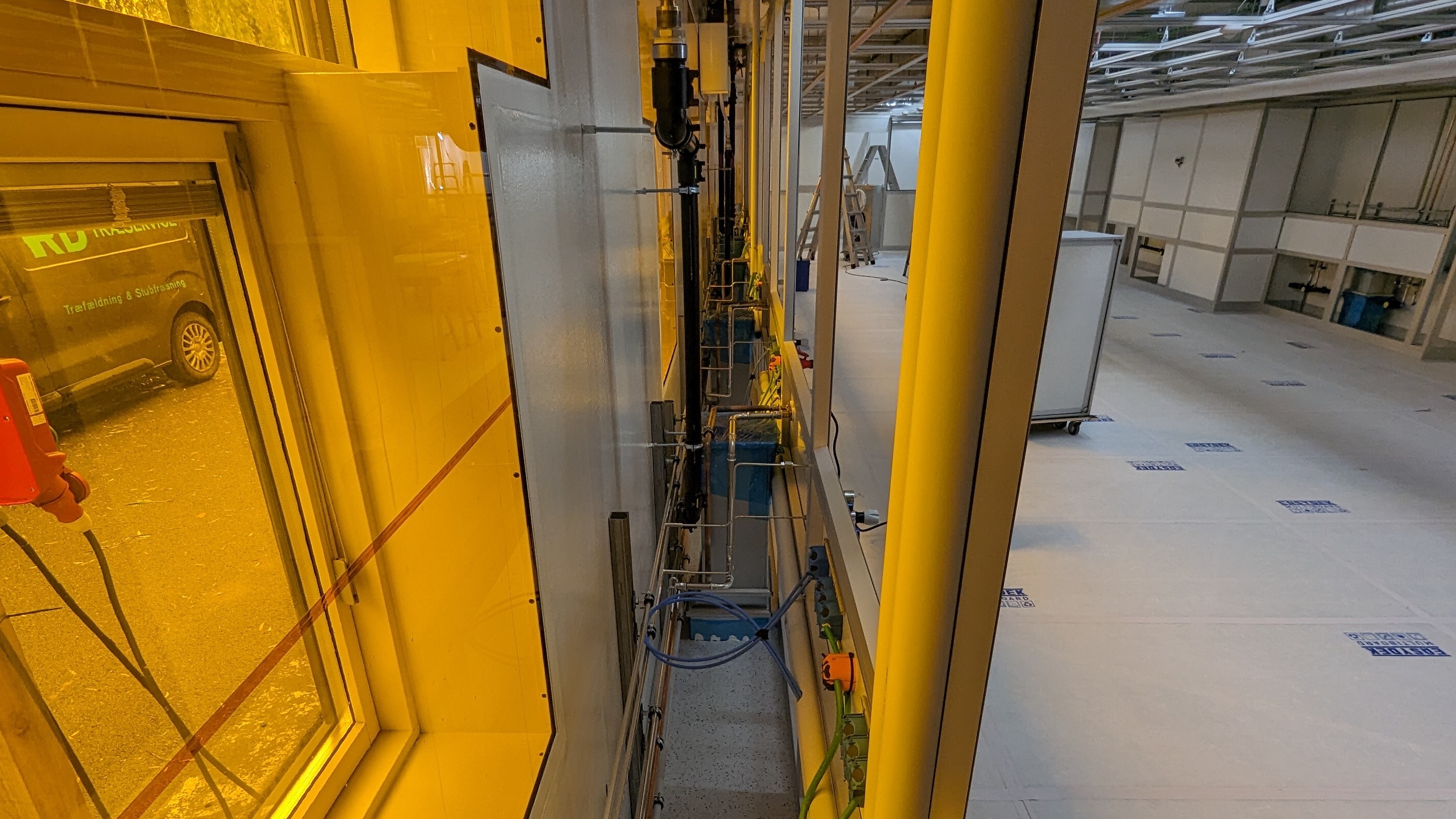 DTU Nanolab Perimeter wall for circulating air and lab supplies